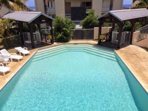 una piscina con cenador y piscina en Ty Kaz Dodo, en Saint-Gilles-les-Bains