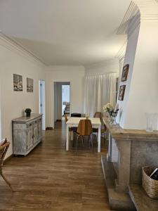 een woonkamer met een tafel en een open haard bij Bolina 2 Historic Center Cascais in Cascais
