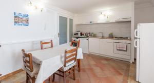 una cucina con tavolo e sedie in una stanza di Alexa & Ella House a Positano