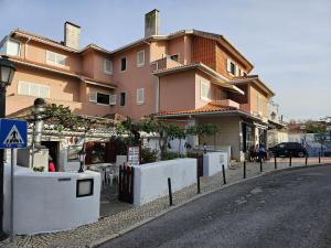 卡斯凱什的住宿－Bolina 2 Historic Center Cascais，街道边的大建筑