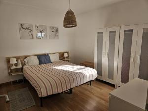sypialnia z łóżkiem z paskiem w obiekcie Bolina 1 Historic Center Cascais w mieście Cascais