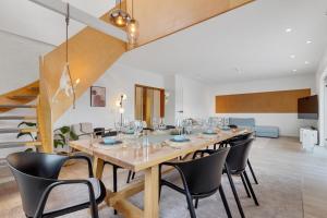 ein Esszimmer mit einem großen Holztisch und schwarzen Stühlen in der Unterkunft 1-6 Personen - Parkplatz - Terrasse - Küche - WLAN - Balkon in Haßloch
