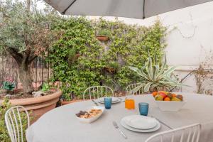 un tavolo con un cesto di frutta su un patio di Pontaccio, 4 – Vivere in Brera, con ampio terrazzo a Milano