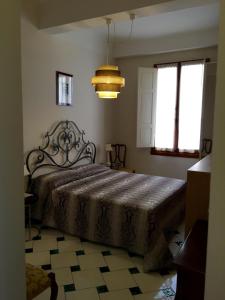 1 dormitorio con 1 cama en una habitación con ventanas en Appartamento Piazza San Marco, en Florencia