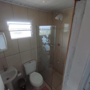 a bathroom with a shower and a toilet and a sink at Pousada Max House entre Praias de SFS in São Francisco do Sul