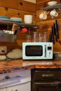 un microondas en la parte superior de una barra de cocina en O'Neill Cabin - a rustic reclaimed retreat, en Index