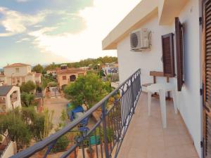 balcón con vistas a la ciudad en Flamingo Residence, en Santa Maria Navarrese