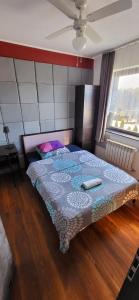 Łóżko lub łóżka w pokoju w obiekcie M Hostel