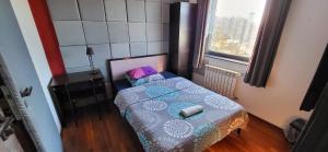 Łóżko lub łóżka w pokoju w obiekcie M Hostel