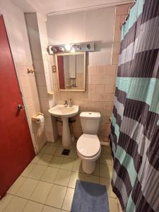 łazienka z toaletą i umywalką w obiekcie Casa familiar w mieście Temuco