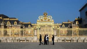 eine Gruppe von Menschen steht vor einem goldenen Gebäude in der Unterkunft Bungalow charmant à Saint-Chéron avec piscine partagée in Saint-Chéron + 11 Fotos