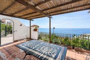 einen Balkon mit einem Tisch und Meerblick in der Unterkunft Alexa & Ella House in Positano