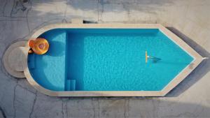 una piscina con un reloj en el agua en Villa Broč, en Postira