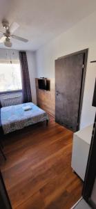 Łóżko lub łóżka w pokoju w obiekcie M Hostel