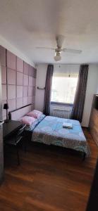 Łóżko lub łóżka w pokoju w obiekcie M Hostel
