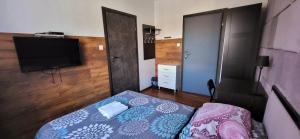 Łóżko lub łóżka w pokoju w obiekcie M Hostel