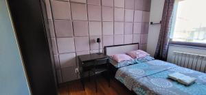 Łóżko lub łóżka w pokoju w obiekcie M Hostel