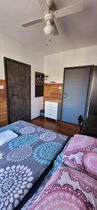 Łóżko lub łóżka w pokoju w obiekcie M Hostel