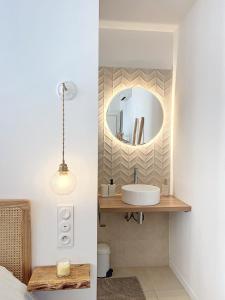 uma casa de banho com um lavatório e um espelho em - - Maison ŪMA - Marseille - - Wifi, Mer et Centre em Marselha