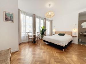 um quarto com uma cama e uma mesa em - - Maison ŪMA - Marseille - - Wifi, Mer et Centre em Marselha