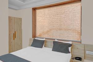 ein Schlafzimmer mit einem Bett und einem großen Fenster in der Unterkunft Super Collection O Hotel Sundew in Jaipur