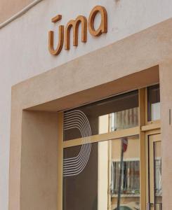 um sinal no lado de uma loja em - - Maison ŪMA - Marseille - - Wifi, Mer et Centre em Marselha