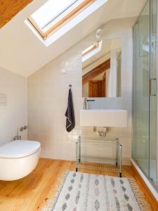bagno con vasca, lavandino e specchio di Rooftop Terrace Apart With View 4 Bedrooms, 4 Bathrooms and AC a Lisbona
