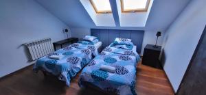 2 łóżka w małym pokoju z 2 oknami w obiekcie M Hostel w mieście Gliwice