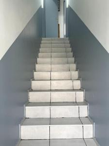 un escalier menant à une porte dans un bâtiment dans l'établissement Espace privé 35 m2 à 15 min de Paris, à Groslay