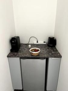 - une table avec un bol de nourriture dans l'établissement Espace privé 35 m2 à 15 min de Paris, à Groslay