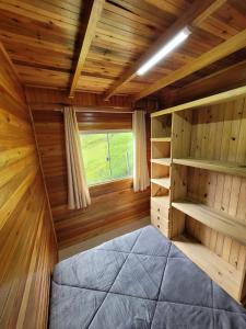 Cabaña de madera grande con 1 cama en una habitación en Recanto Pôr do Sol, en Urubici 19 fotos más