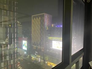 una ventana con vistas a la ciudad por la noche en Serein_HongDae en Seúl