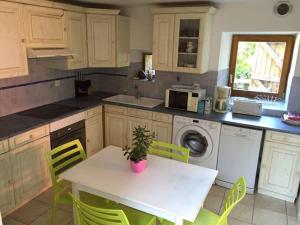 a kitchen with a table with a potted plant on it at Meublé sur l'ILE DE TASCON à 300 m de la plage in Saint-Armel