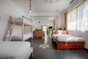 una camera con due letti a castello e una scala di The Singing Tree a Goa Velha