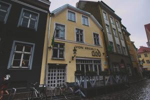un edificio giallo su una strada con biciclette parcheggiate di fronte di Rataskaevu Apartment a Tallinn