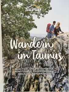 グラスヒュッテンにあるTaunusglückの山に立つ二人の雑誌表紙