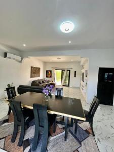 Cucina o angolo cottura di La Baraka, extravagant villa for 8 with pool in Saly