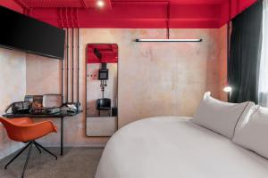 Dave Red Athens, a member of Brown Hotels في أثينا: غرفة نوم بسرير ابيض وسقف احمر