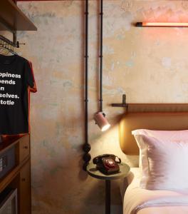Letto o letti in una camera di Dave Red Athens, a member of Brown Hotels