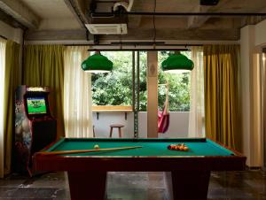 Tavolo di biliardo di Dave Red Athens, a member of Brown Hotels
