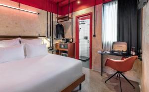 Letto o letti in una camera di Dave Red Athens, a member of Brown Hotels