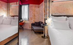 Letto o letti in una camera di Dave Red Athens, a member of Brown Hotels