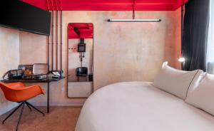 Letto o letti in una camera di Dave Red Athens, a member of Brown Hotels