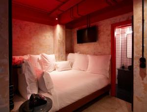 TV o dispositivi per l'intrattenimento presso Dave Red Athens, a member of Brown Hotels