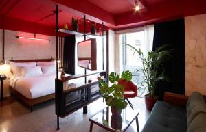 Letto o letti in una camera di Dave Red Athens, a member of Brown Hotels