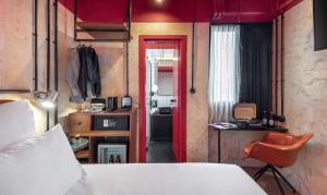 Letto o letti in una camera di Dave Red Athens, a member of Brown Hotels