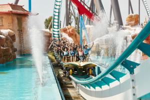 een groep mensen in een achtbaan in een waterpark bij Hotel-Aparthotel Ponient Dorada Palace by PortAventura World in Salou