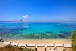 una vista aérea de la playa y del océano en Saint John Hotel Villas & Spa en Agios Ioannis Mykonos