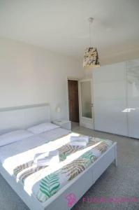 um quarto com uma cama grande num quarto em Borgo San Giuseppe 16 em Parma