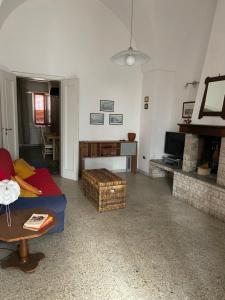 - un salon avec un canapé et une cheminée dans l'établissement Soggiorno nel cuore della Puglia, à Copertino